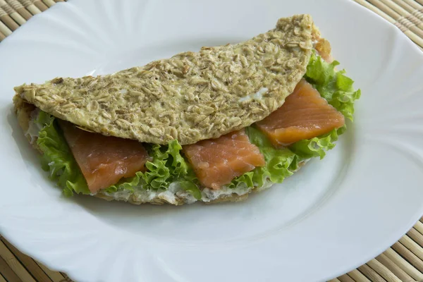 Yulaf ezmeli sandviç, somon balığı, salatalık, peynir, marul.