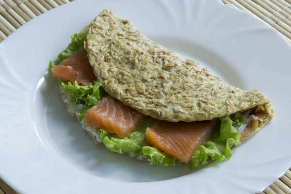 Yulaf ezmeli sandviç, somon balığı, salatalık, peynir, marul.