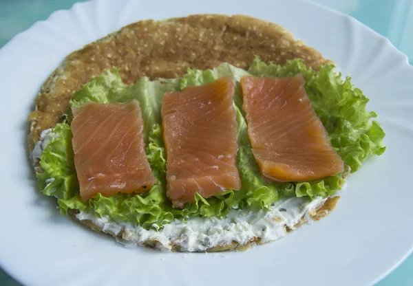 Yulaf ezmeli sandviç, somon balığı, salatalık, peynir, marul.