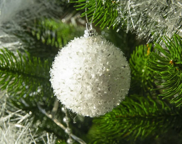 Spielzeugkugel Auf Dem Weihnachtsbaum — Stockfoto