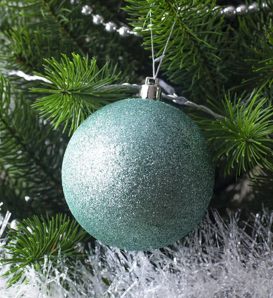 クリスマス ツリーにクリスマス グッズ ボール — ストック写真