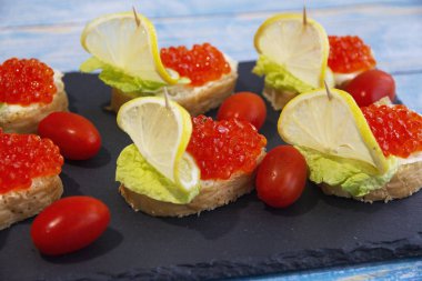 Limonlu ve domatesli kırmızı havyarlı sandviç.