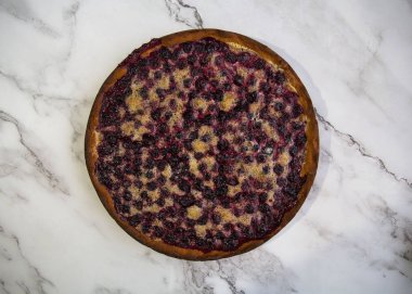 Frenk üzümlü kremalı turta ve çay.