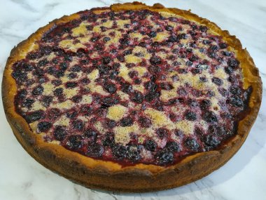 Süzme peynir ve üzümlü turta.