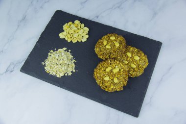 Muzlu, ballı ve fıstıklı yulaflı kurabiyeler.