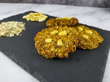 Muzlu, ballı ve fıstıklı yulaflı kurabiyeler.