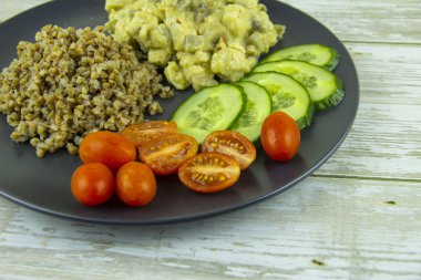 Salatalıklı karabuğday ve kremalı soslu tavuk ve mantarlı domates.