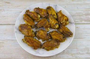 Fırında pişmiş teriyaki soslu tavuk kanadı.