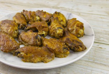 Fırında pişmiş teriyaki soslu tavuk kanadı.