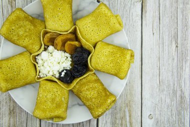 Süzme peynirli krep, ekşi krema ve kuru erikli kayısı.