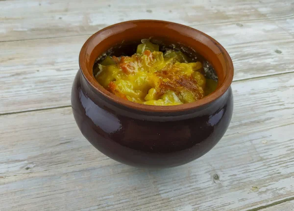 Tencerede mantarlı sebze yahnisi.