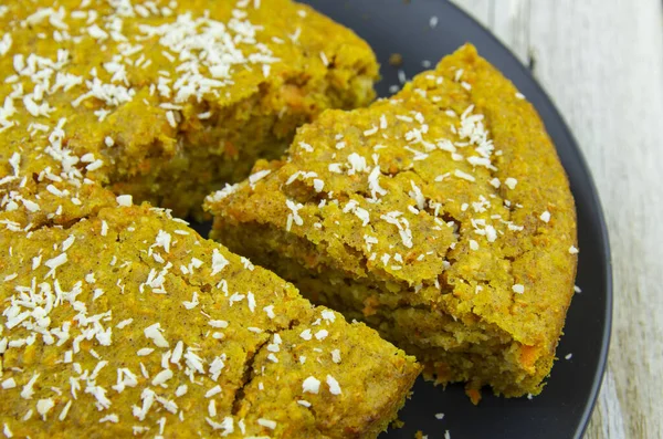 Tarçınlı ve hindistan cevizli havuçlu kek.