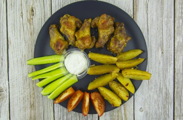 Patates, salata ve krema soslu haşlanmış tavuk.