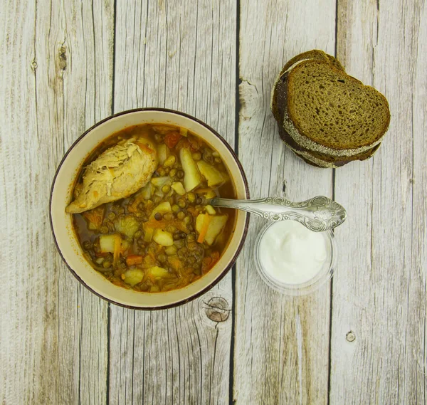 Tavuklu mercimek çorbası ve ekşi krema soslu sebze.