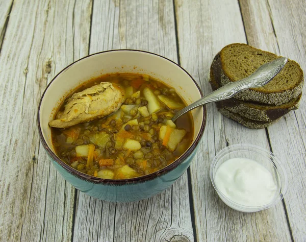 Tavuklu mercimek çorbası ve ekşi krema soslu sebze.