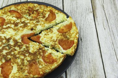 Süzme peynirli yassı ekmek, peynir ve domatesli yeşil soğan.