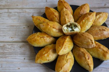 Yumurtalı turtalar ve fırında yeşil soğan.