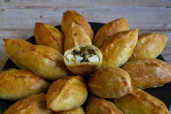 Yumurtalı turtalar ve fırında yeşil soğan.