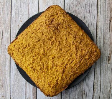 Balkabağı keki fırında pişmiş.