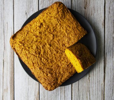 Balkabağı keki fırında pişmiş.