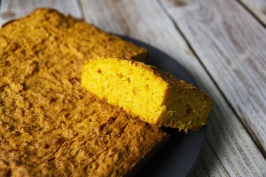 Balkabağı keki fırında pişmiş.