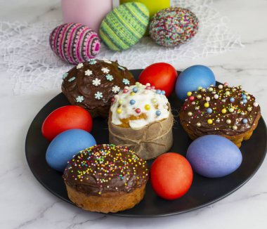 Çikolata kremalı ve renkli yumurtalı muffinler.