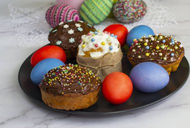 Çikolata kremalı ve renkli yumurtalı muffinler.