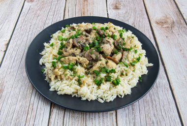 Tavuklu pilav, krema soslu mantar ve şifalı ot.