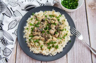 Tavuklu pilav, krema soslu mantar ve şifalı ot.