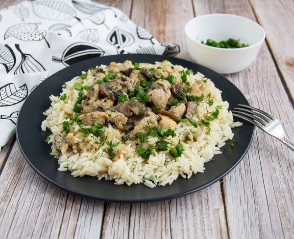 Tavuklu pilav, krema soslu mantar ve şifalı ot.