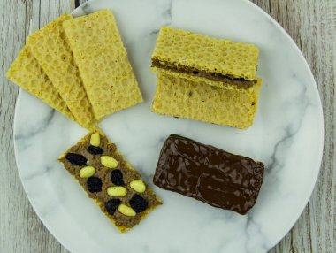 Ev yapımı granola gofretler. Fıstık ezmeli çikolata ve çikolata için kuru üzüm.