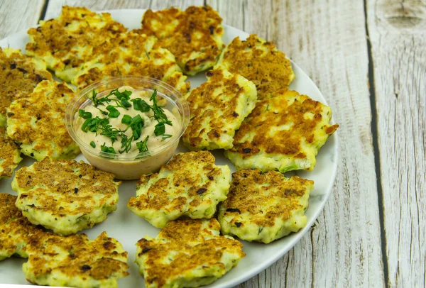 Bitki ve soslu tavuk böreği.