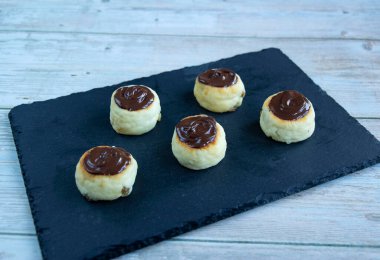 Çikolata soslu yuvarlak peynirli kekler.