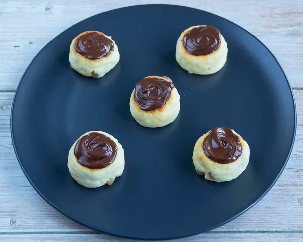 Gâteaux Fromage Ronds Avec Sauce Chocolat — Photo