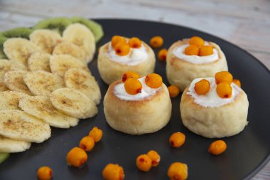 Meyve ve meyveli süzme peynirli krep.