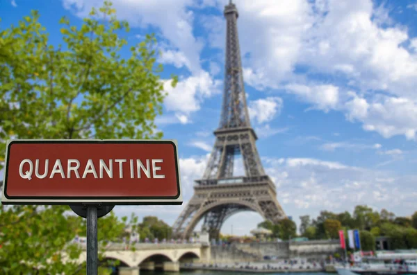 フランスのパリにエッフェル塔と検疫標識 フランスでの伝染病の隔離について警告 コロナウイルス病 Covid 2019アラートサイン — ストック写真