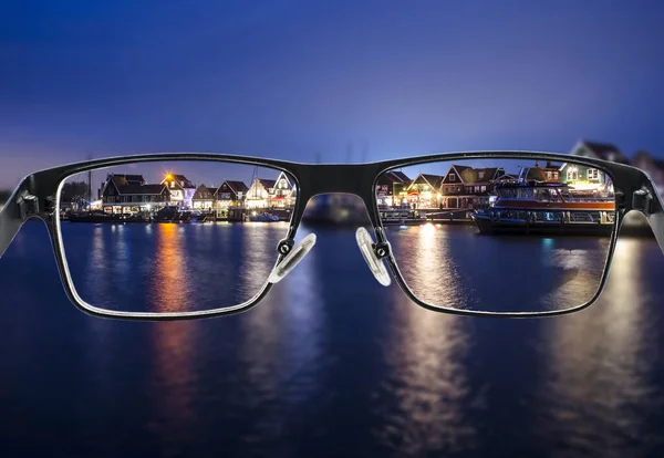 Zwarte Metalen Glazen Die Door Kleurrijke Nachtelijke Stadsgezichten Kijken Bril — Stockfoto