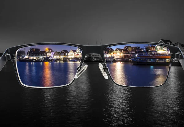 Zwarte Metalen Glazen Die Door Kleurrijke Nachtelijke Stadsgezichten Kijken Bril — Stockfoto
