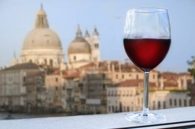 Venedik, İtalya 'da Santa Maria della Salute Katedrali manzaralı bir kadeh kırmızı şarap. 