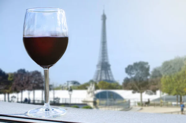 Glass Wine Eiffel Tower Blur Background Sunny View Glass Red — Stock Photo, Image