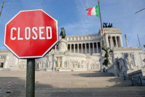 イタリアのローマにある祖国の祭壇との閉鎖的なサイン 全世界の隔離は終了しました — ストック写真