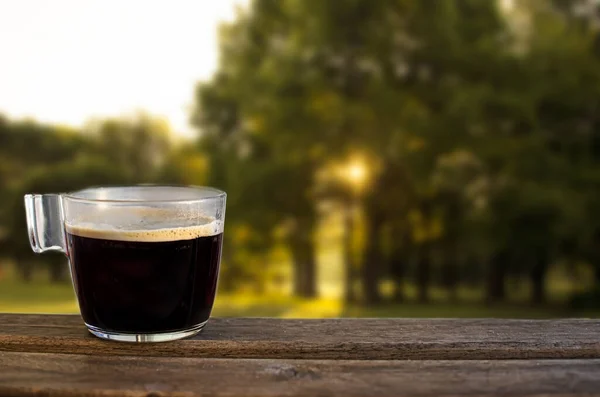 Taza Café Negro Sobre Mesa Madera Con Vista Bosque Durante — Foto de Stock