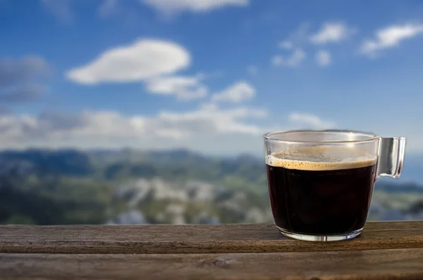Taza Café Negro Con Fondo Azul Cielo Montañas Croacia Vista — Foto de Stock