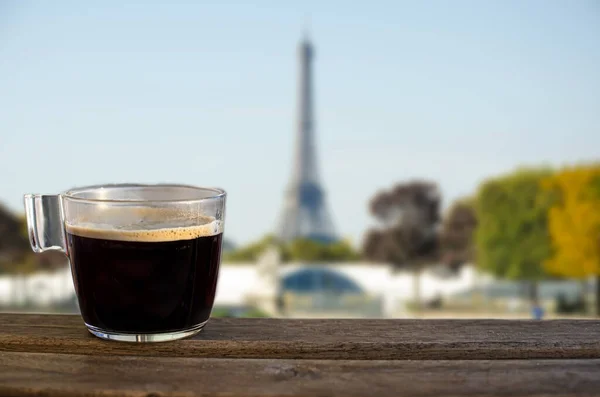 Taza Café Negro Sobre Mesa Madera Con Vista Torre Eiffel — Foto de Stock