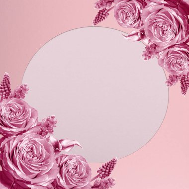Pembe arkaplanda çeşitli çiçek çerçeveleri ve içinde mesaj için boş alan olan daire kartı. Tatil konsepti. Uzayı kopyala Pembe çiçekli kenar