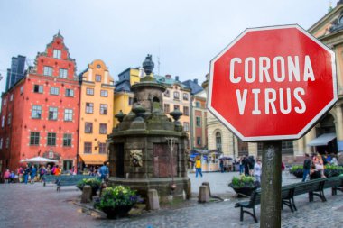 İsveç 'in Stockholm kentinin tarihi manzaralı Corona virüsü dur tabelası. Salgın karantina uyarısı. Coronavirus salgını. COVID-2019 uyarı işareti