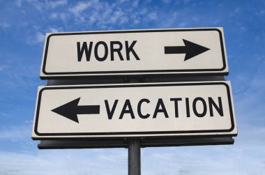 İş tatile karşı. Metal direğe ok saplanmış beyaz iki sokak tabelası. Yönlü yol. Kavşak Yolu İşareti, İki Ok. Mavi gökyüzü arka planı. Metinli çift yönlü yol işareti.