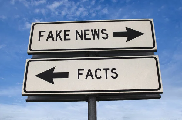 Fake News Fakten Weiße Zwei Straßenschilder Mit Pfeil Auf Metallstange — Stockfoto