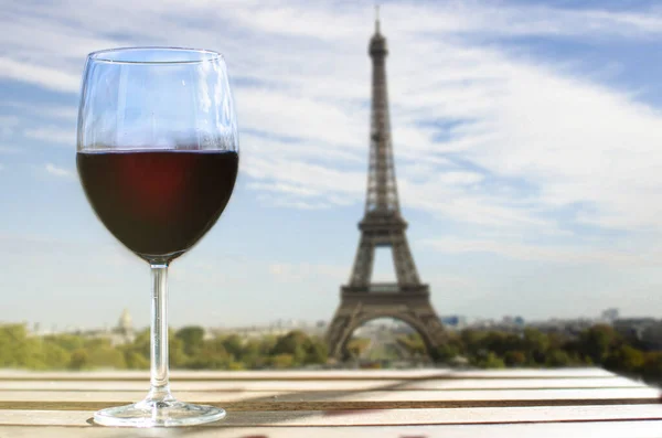 Glass Wine Eiffel Tower Blur Background Sunny View Glass Red — Stock Photo, Image