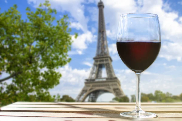 Glass Wine Eiffel Tower Blur Background Sunny View Glass Red — Stock Photo, Image